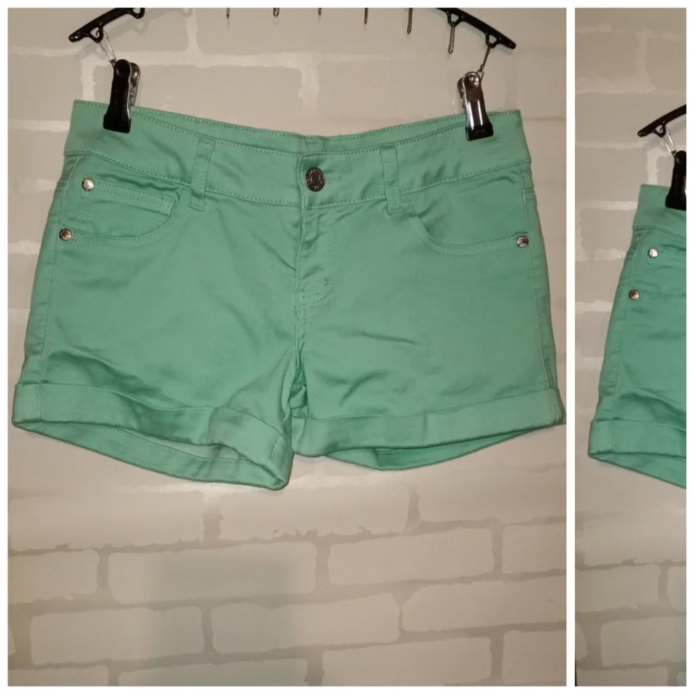 Celebrity.Pink Zest Mint Green Juniors 9 Shorts